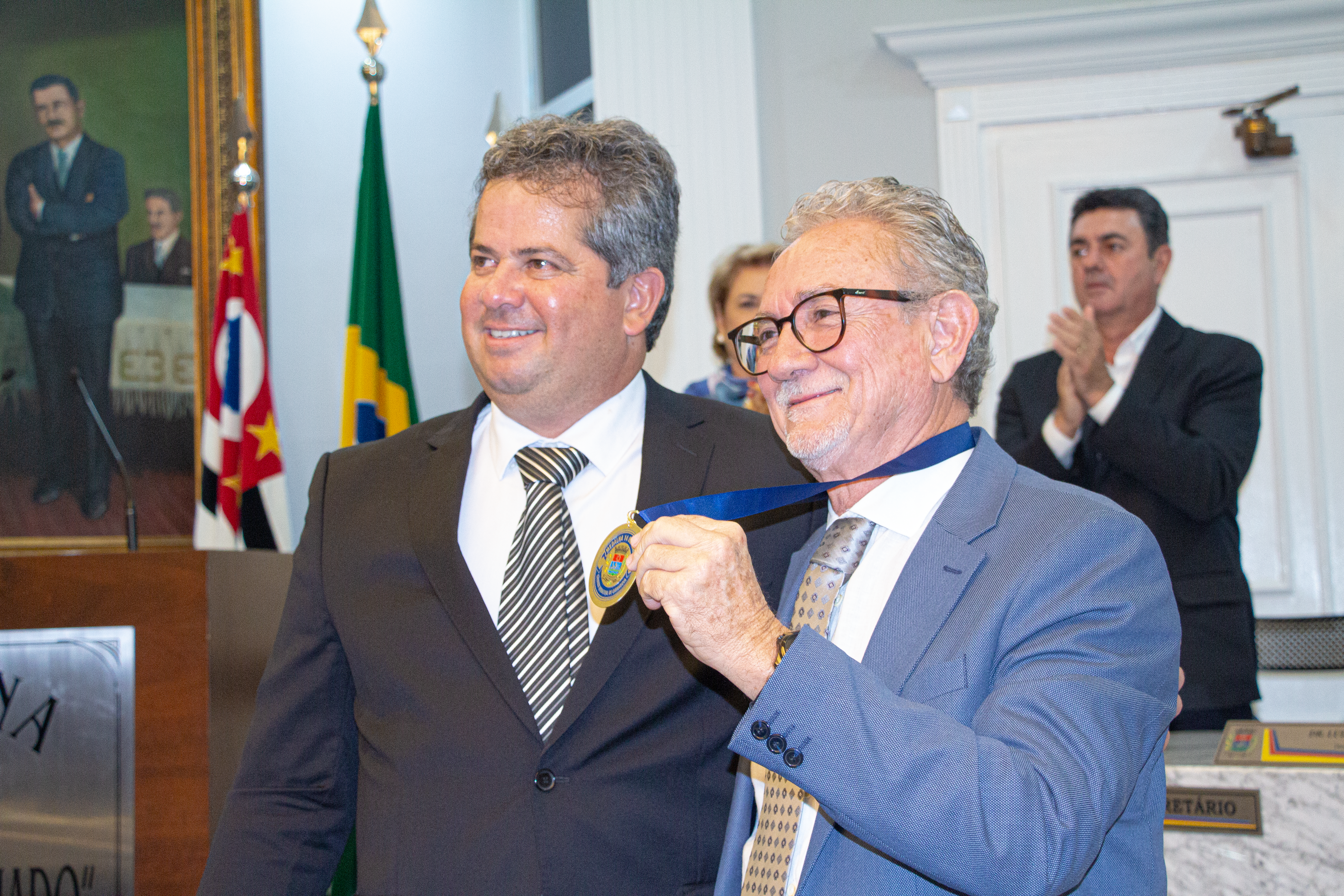 ALAN AUTOMÓVEIS ENTREGA MEDALHA 14 DE ABRIL AO PRESIDENTE DO SINCOMÉRCIO