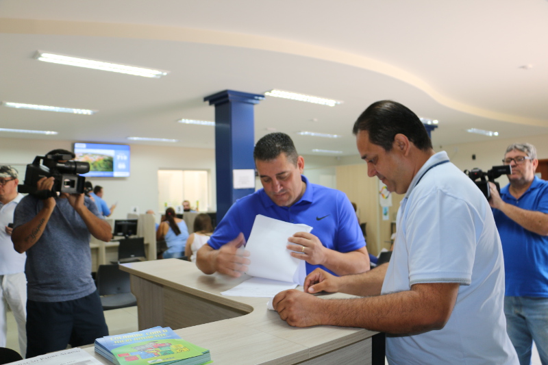Após denúncia, vereadores vão até a SAEC de Catanduva verificar irregularidades nos hidrômetros