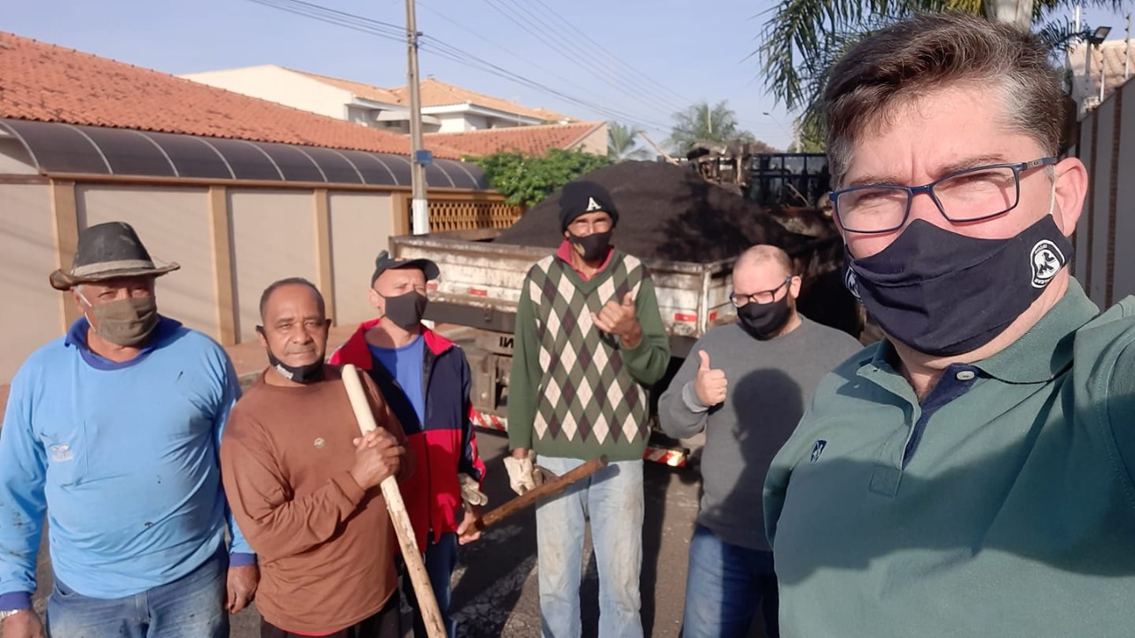 Bairro Sebastião Moraes recebe operação tapa buraco por solicitação de Gleison Begalli