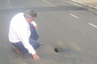 Buraco na rua Antônio Girol preocupa Cido Verdureiro 