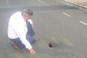 Buraco na rua Antônio Girol preocupa Cido Verdureiro 