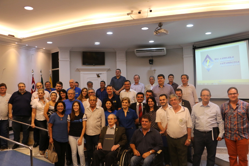 Câmara de Catanduva entrega Moção de Congratulação ao Rotary Club