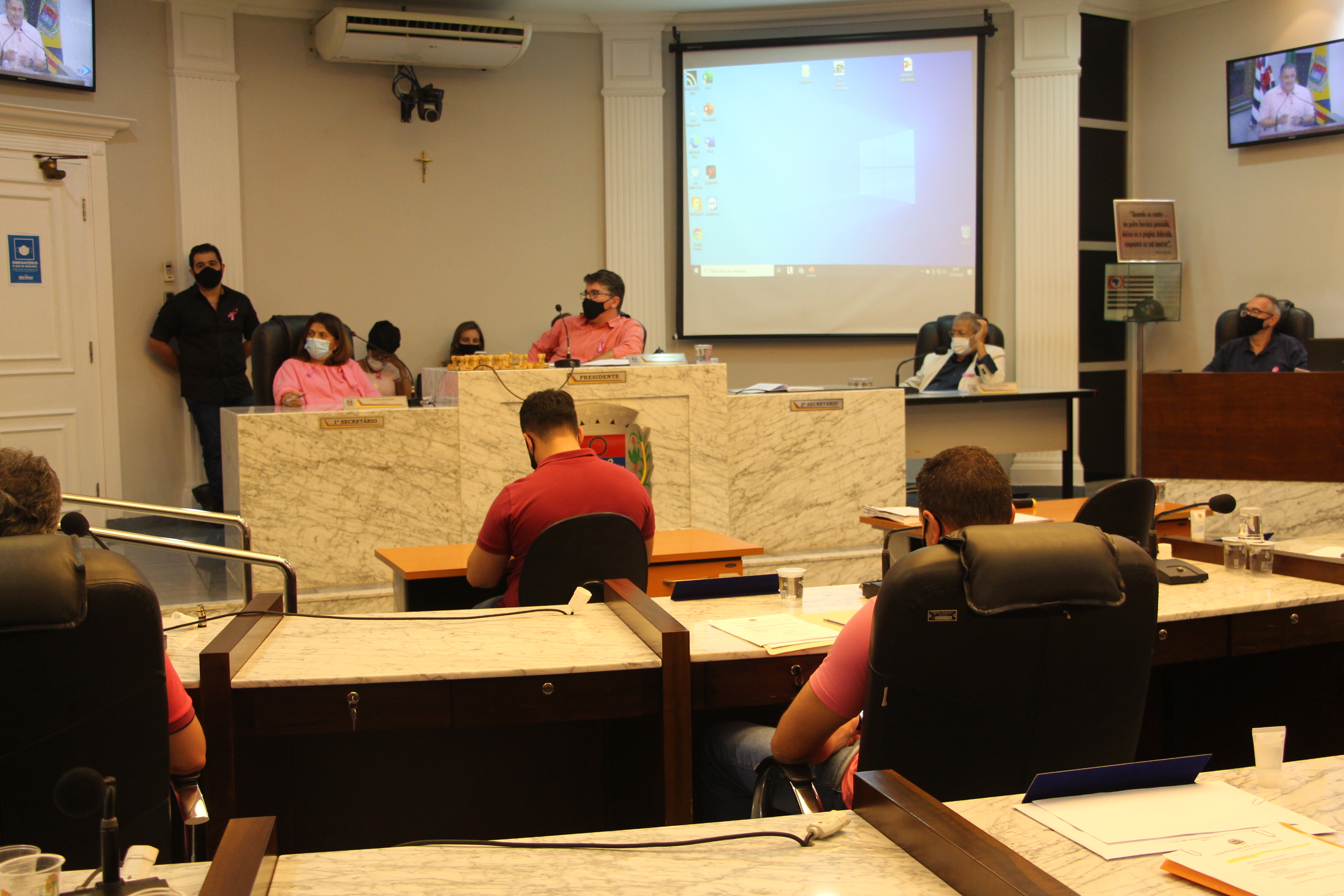 Câmara de Vereadores solicitam prazo para estudar orçamento e derruba veto do Executivo