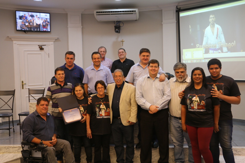 Câmara Municipal de Catanduva entrega Moção de Congratulação e Aplausos ao atleta Thiago de Lucas Fernandes