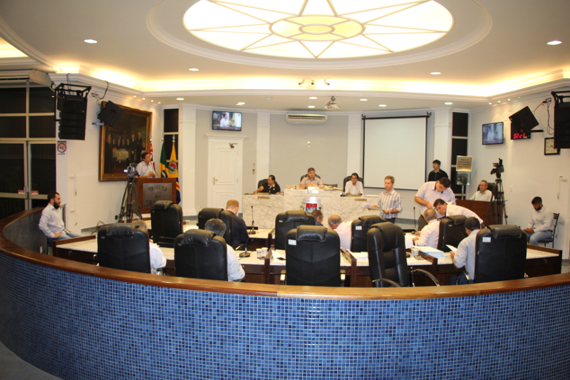 Câmara vota 16 matérias e recebe representantes da Prefeitura