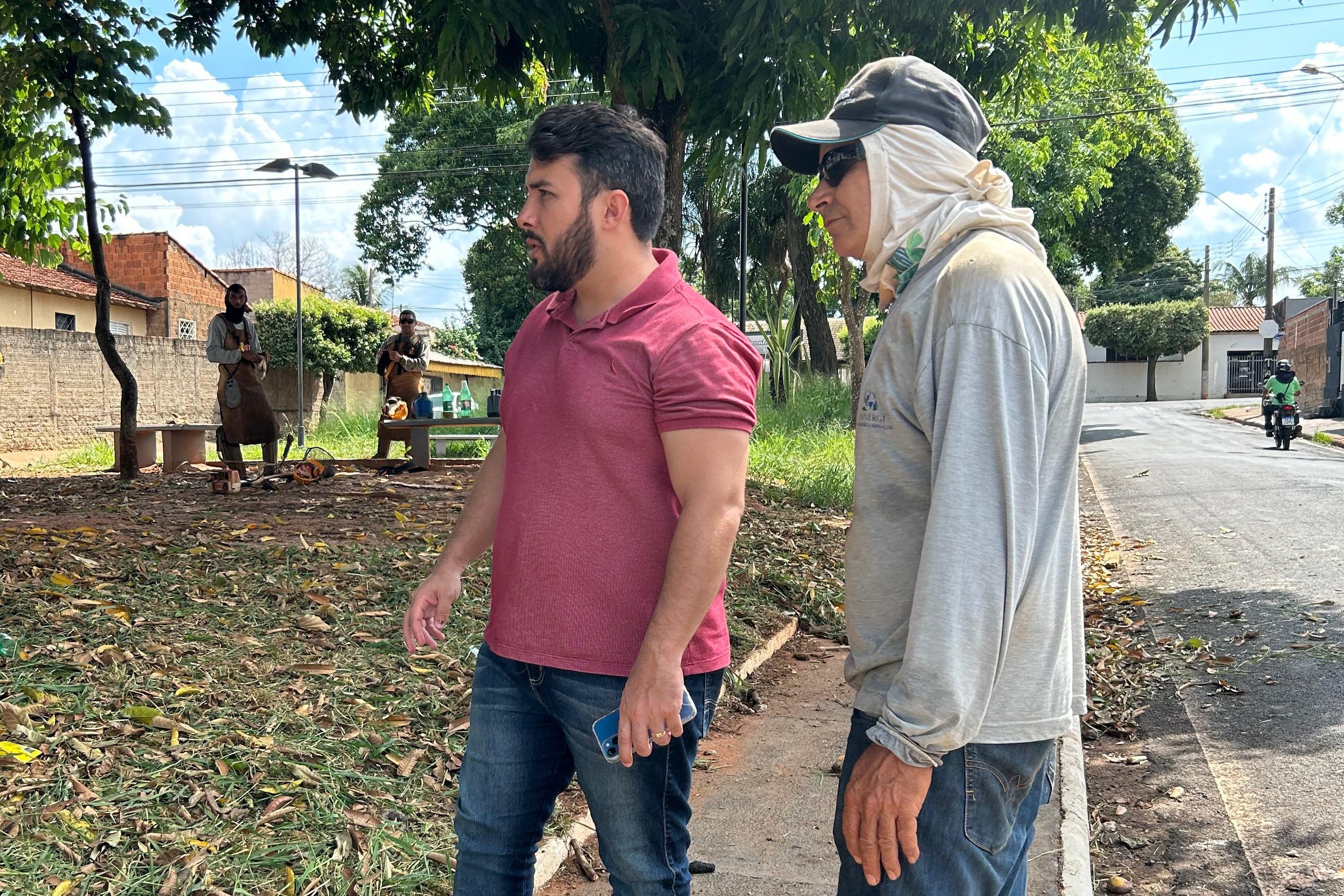 Cesar Patrick acompanha trabalhos de limpeza e roçagem no Gabriel Hernandes 