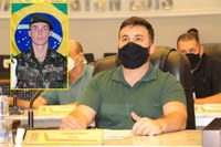 CESAR PATRICK CONCEDE TÍTULO “DIPLOMA DE ATIRADOR DESTAQUE DO TIRO DE GUERRA”, A MURILO LIOCI