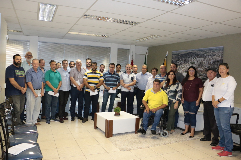 Com a intervenção do presidente Dr. Luis Pereira e demais Vereadores, taxistas e motoristas de aplicativos selam acordo e decidem sobre a nova redação da legislação municipal