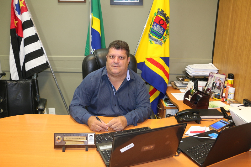 Ditinho Muleta cobra instalação de caçambas de lixo nos arredores do Residencial Esplanada 