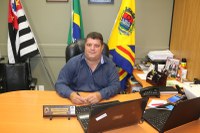 Ditinho Muleta cobra instalação de caçambas de lixo nos arredores do Residencial Esplanada 