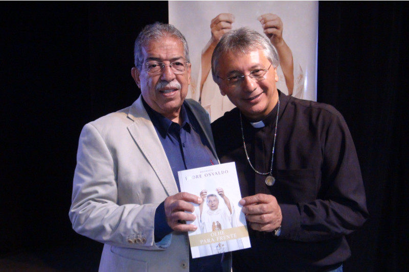 Dr. Luis Pereira e demais vereadores participam do lançamento da biografia do Padre Osvaldo de Oliveira Rosa