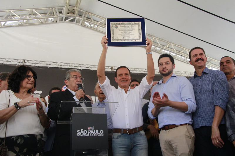 Dr. Luis Pereira entrega “Título de Cidadão Catanduvense” ao Governador João Doria Junior 