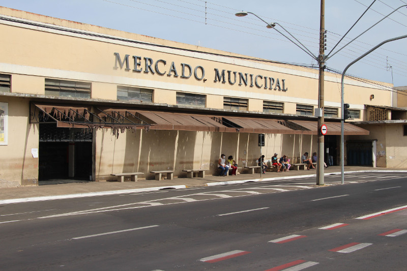Dr. Luis Pereira reivindica troca dos toldos do Mercado Municipal