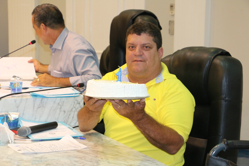 Durante a sessão, Ditinho Muleta, leva bolo para “comemorar” um ano da queda da Ponte próxima ao fórum