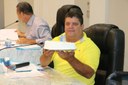 Durante a sessão, Ditinho Muleta, leva bolo para “comemorar” um ano da queda da Ponte próxima ao fórum