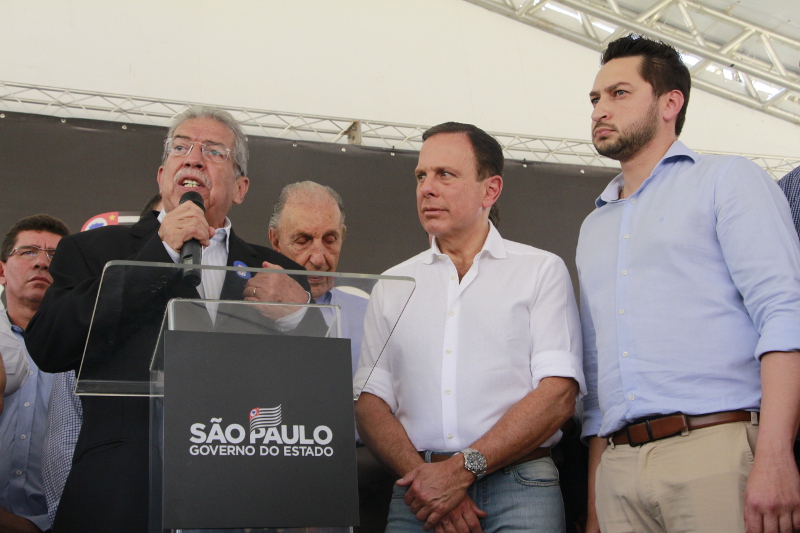 Durante inauguração da Radioterapia do HCC, Dr. Luis Pereira consegue Bomba de Baclofeno para cidadão catanduvense