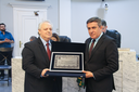 EM SESSÃO SOLENE, IVAN BERNARDI ENTREGA TÍTULO DE CIDADÃO CATANDUVENSE AO DR. JORGE LUIS DOS SANTOS VALIATTI