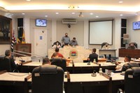 EM SESSÃO VEREADORES APROVAM PROJETOS DE LEI E DERRUBAM VETO DO EXECUTIVO
