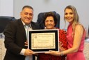 Emoção marca cerimônia de entrega do título de cidadã a Maria Helena Schettini