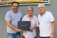 Enfermeiro Ari entrega Moção de Aplausos ao mantenedor do Colégio Objetivo de Catanduva 