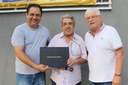 Enfermeiro Ari entrega Moção de Aplausos ao mantenedor do Colégio Objetivo de Catanduva 