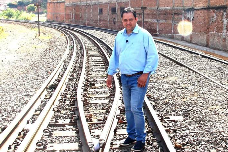 Enfermeiro Ari esteve nos principais cruzamentos da linha férrea da cidade