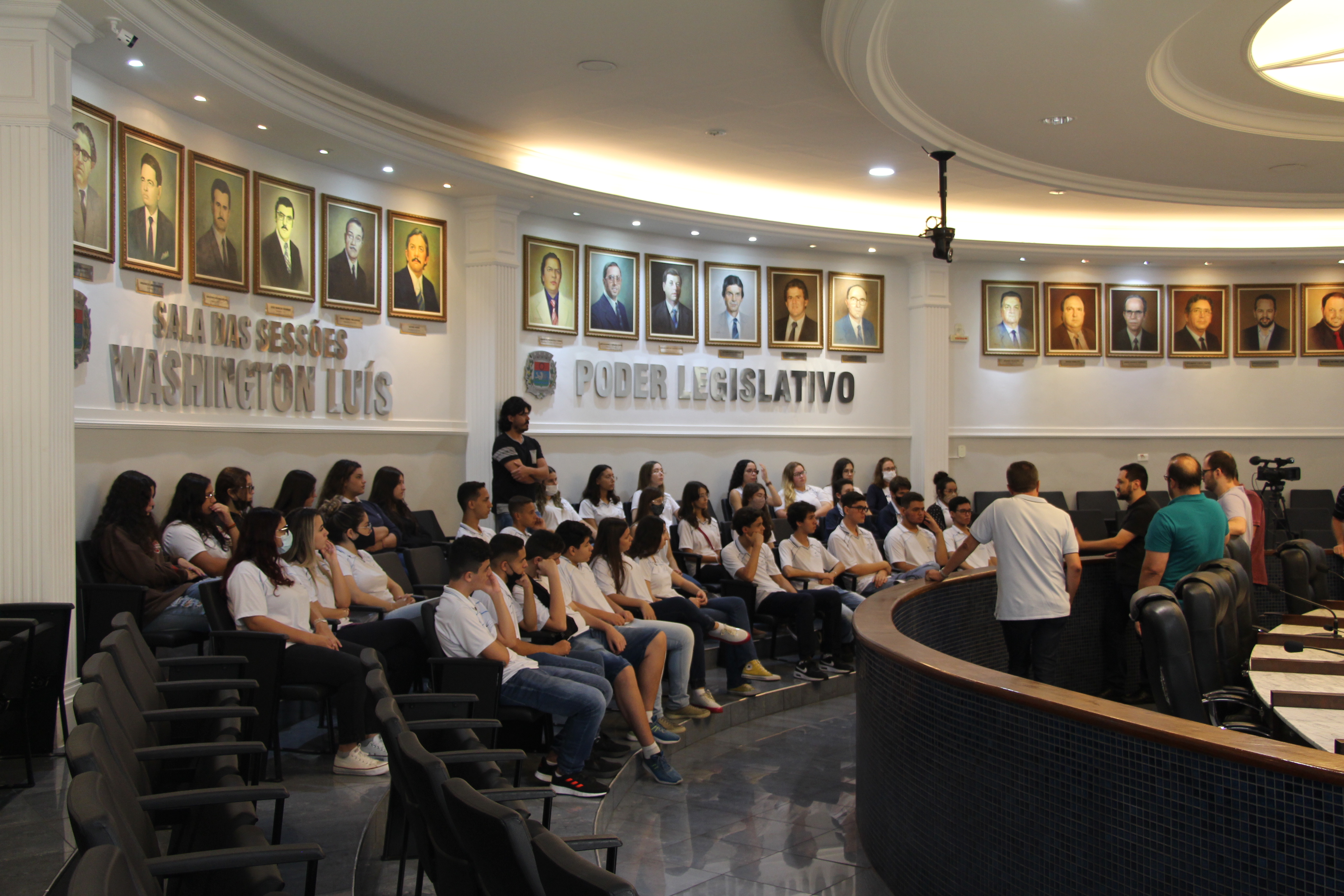 ESTUDANTES DO ENSINO MÉDIO DO COLÉGIO CATANDUVA PARTICIPAM DE BATE PAPO NA CÂMARA MUNICIPAL