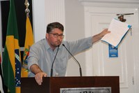 GLEISON BEGALLI ACOMPANHA MORADORA NA TENTATIVA DE ENTREGAR ABAIXO-ASSINADO AO PREFEITO! PADRE OSVALDO NÃO OS RECEBE 