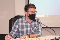 Gleison Begalli alerta sobre perigo próximo a colégio e solicita rua com mão única