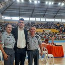 GLEISON BEGALLI CONGRATULA POLICIAIS MILITARES POR FORMAÇÃO DE ALUNOS NO PROERD