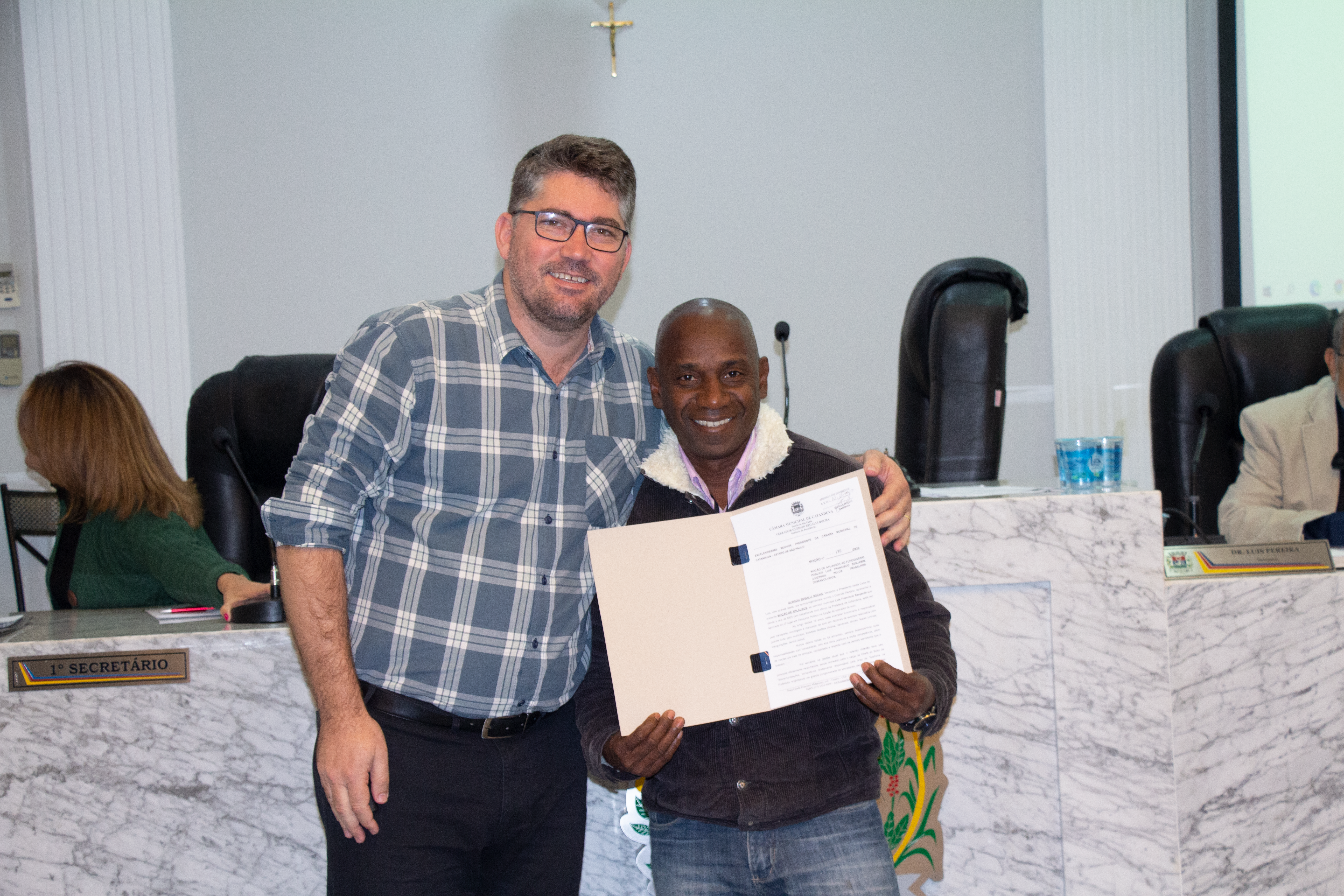 GLEISON BEGALLI FAZ MOÇÃO DE APLAUSOS A FUNCIONÁRIO DA PREFEITURA DE CATANDUVA