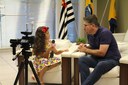 GLEISON BEGALLI RECEBE PEQUENA JÚLIA, DO PROGRAMA ‘PODKIDS DA JUJU’