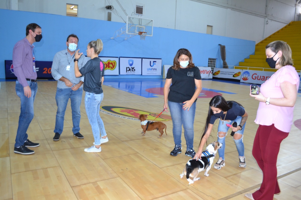 IVÂNIA SOLDATI E BAX CATANDUVA INCENTIVAM ADOÇÃO DE PETS