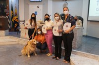 IVÂNIA SOLDATI FAZ HOMENAGEM AOS PROFISSIONAIS DO PROJETO CÃOTERAPIA