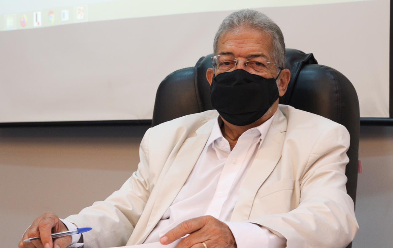 Luis Pereira indica conserto do asfalto na Avenida Theodoro Rosa Filho
