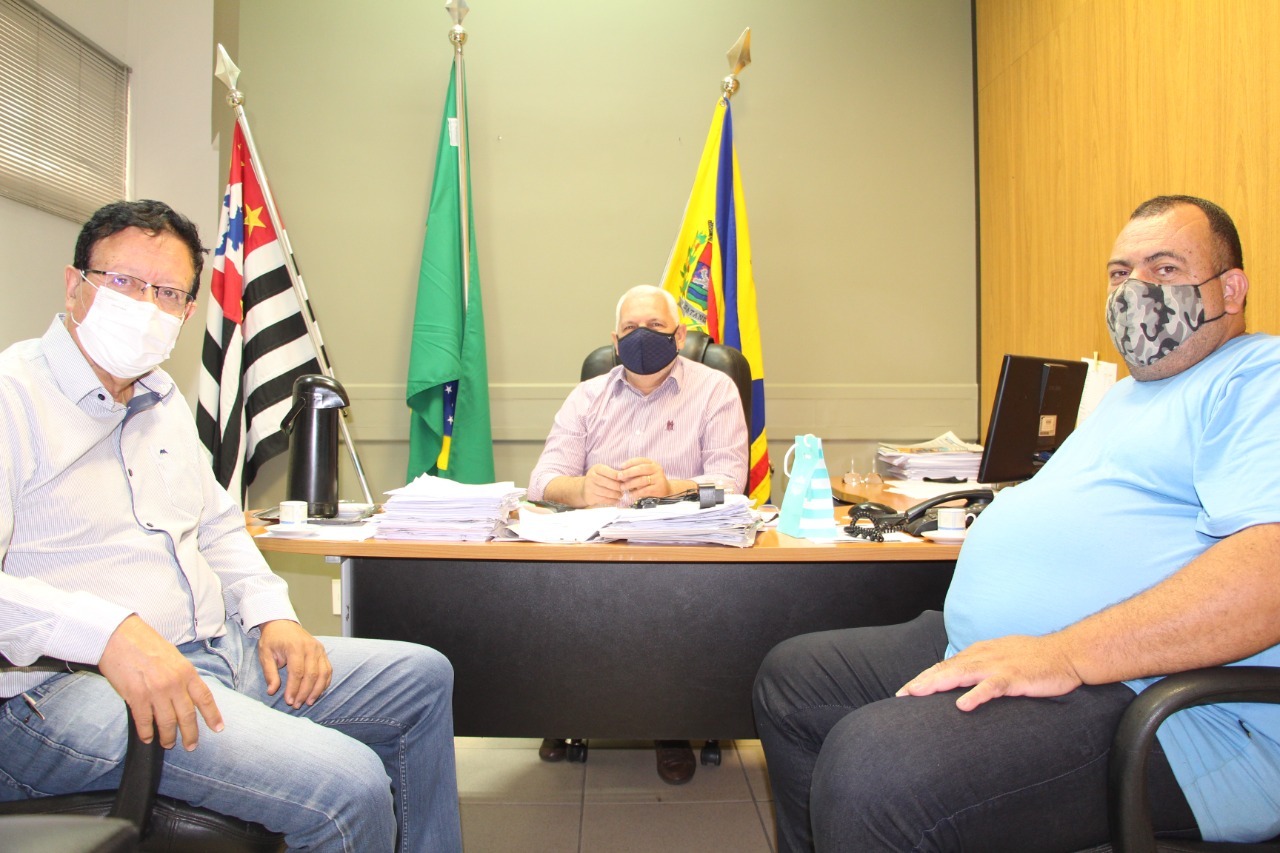 MARQUINHOS FERREIRA RECEBE DEPUTADO DR. SINVAL MALHEIROS EM SEU GABINETE