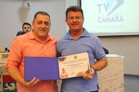 MAURICIO GOUVEA FAZ HOMENAGEM AO FUNCIONÁRIO PÚBLICO JOSÉ ANTÔNIO DOS SANTOS, MAIS CONHECIDO COMO “MONSTRINHO”