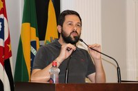 MAURÍCIO RIVA ALERTA PARA PÉSSIMAS CONDIÇÕES DE RUA E ACÚMULO DE ÁGUA EM BURACOS