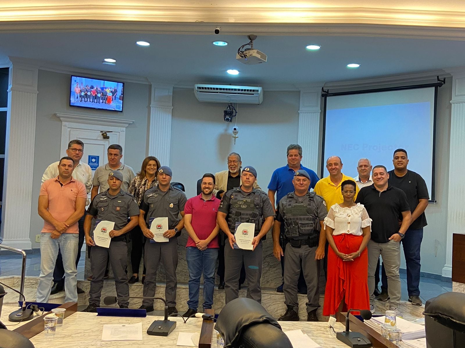 MAURÍCIO RIVA FAZ HOMENAGEM A POLICIAIS QUE SALVARAM BEBÊ DE DOIS MESES