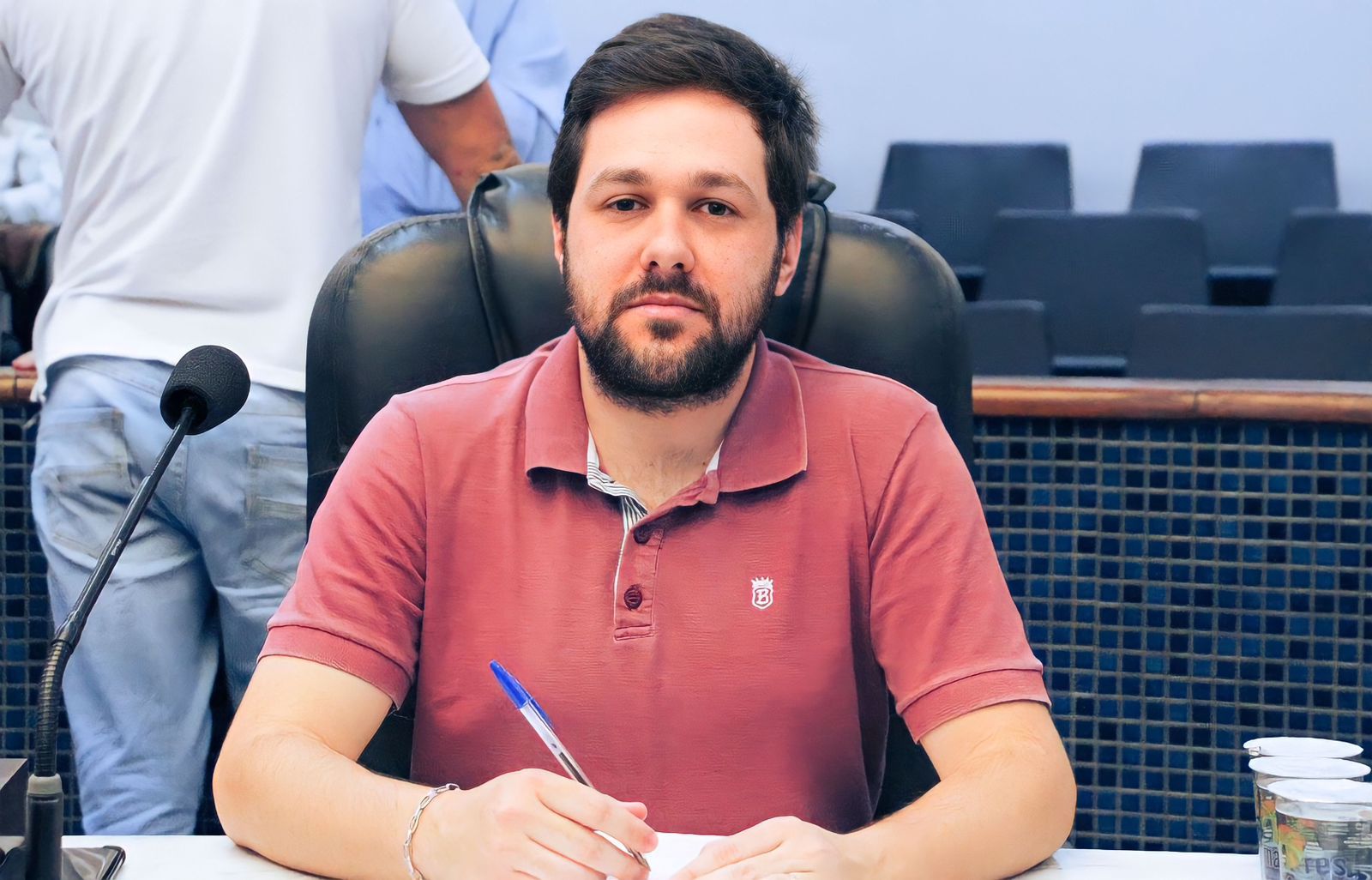 MAURÍCIO RIVA INDICA MANUTENÇÃO EM ILUMINAÇÃO DE POSTE DAS RUAS SALOMÃO IZAR E GILDO GONÇALVEZ