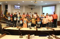 MEMBROS DA ASSOCIAÇÃO ALIMENTAÇÃO FORTE RECEBEM MOÇÃO DE APLAUSOS DO VEREADOR MAURICIO GOUVEA EM SESSÃO