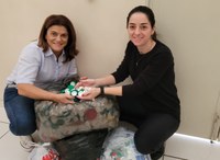 MERENDEIRAS DA PREFEITURA JUNTAM TAMPINHAS E DOAM PARA A CAUSA ANIMAL
