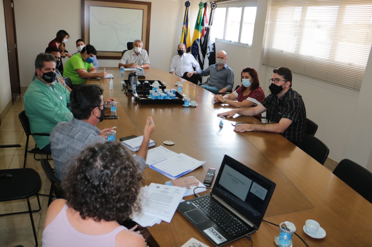 Na tarde desta quarta-feira(27) o prefeito Padre Osvaldo de Oliveira Rosa esteve reunido com secretários do município e membros do Legislativo para tratar do problema do transporte público na cidade.