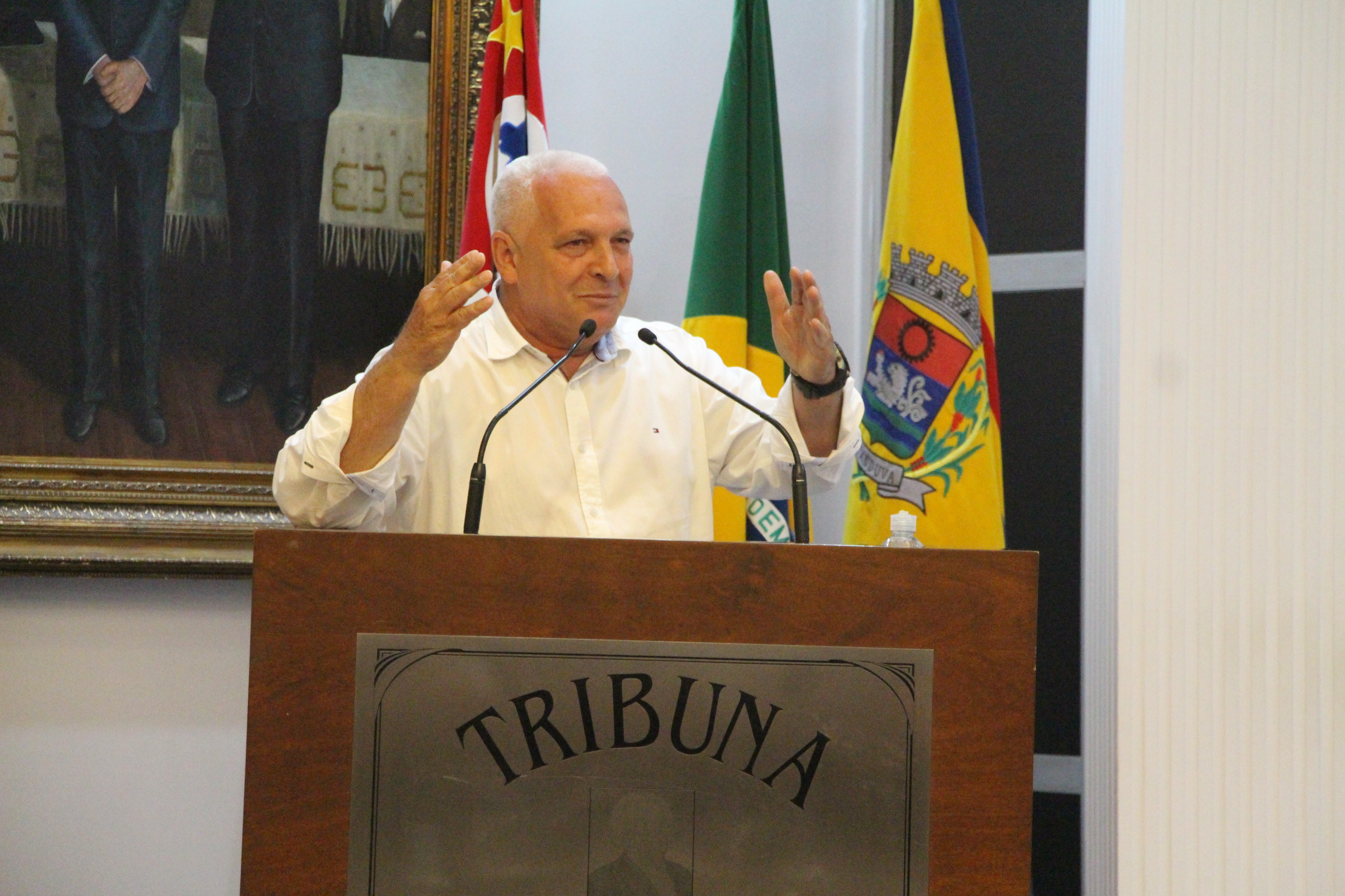 NA TRIBUNA, VEREADOR MARQUINHOS FERREIRA FAZ REIVINDICAÇÕES SOBRE FALTA DE REMÉDIOS DE ALTO CUSTO