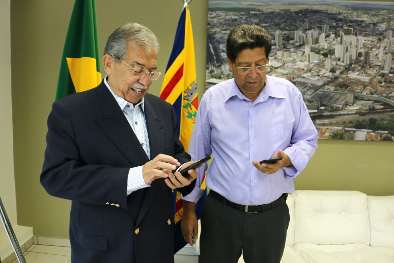 O Presidente da Câmara, Dr. Luis Pereira e Vereadores comemoram chegada do UBER e DECAR em Catanduva