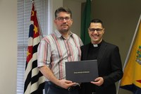 PADRE ALEX FOI HOMENAGEADO PELA CÂMARA E HOJE RECEBE PESSOALMENTE MOÇÃO NO LEGISLATIVO