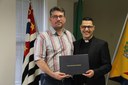 PADRE ALEX FOI HOMENAGEADO PELA CÂMARA E HOJE RECEBE PESSOALMENTE MOÇÃO NO LEGISLATIVO