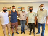 POR INTERMÉDIO DE MAURICIO GOUVEA, COMERCIANTES DO MERCADO MUNICIPAL SE REÚNEM COM PREFEITO