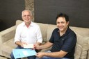 Presidente da Câmara entrega cheque de R$ 600 mil ao prefeito para reconstrução da ponte próxima ao fórum