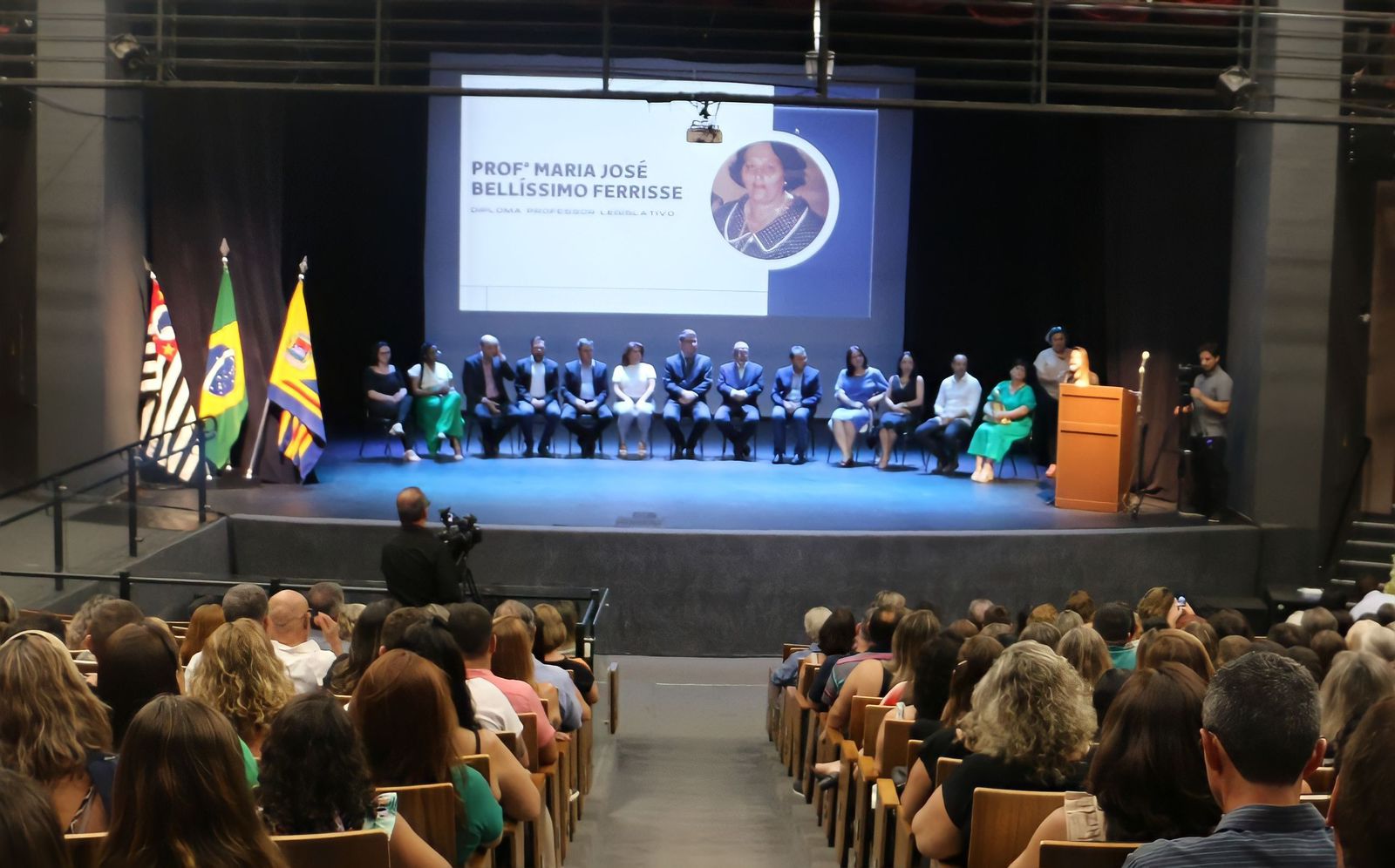 PROFESSORES RECEBEM A HOMENAGEM DIPLOMA PROFESSOR LEGISLATIVO EM COMEMORAÇÃO AO DIA DO PROFESSOR